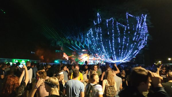 Lebendiges Musikfestival in historischer Umgebung