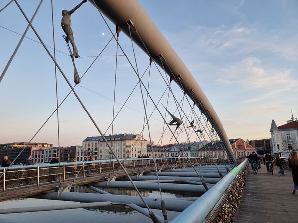 Liebesschlösser und Kunst in der Luft