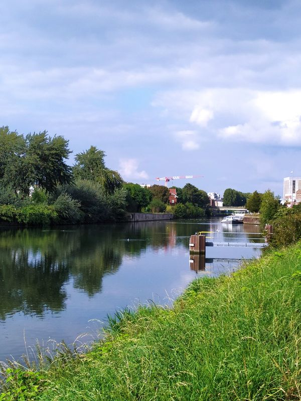 Spaziergang am historischen Flussufer