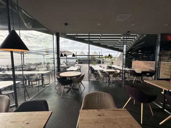 Moderne Sauna mit Meerblick