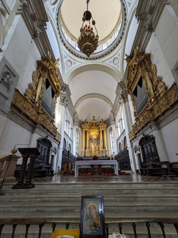Beeindruckende Kirche mit heiligen Reliquien