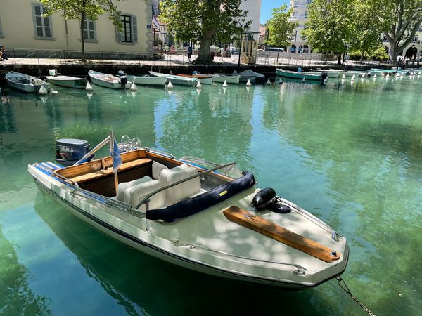 Erkunde den See mit dem Boot