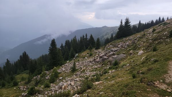 Wandern in unberührter Berglandschaft