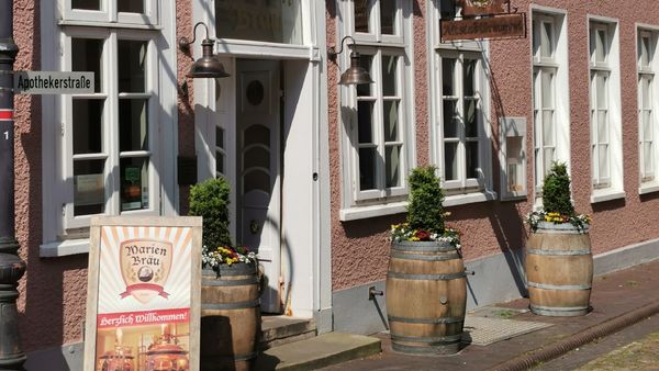 Biergenuss in rustikaler Atmosphäre