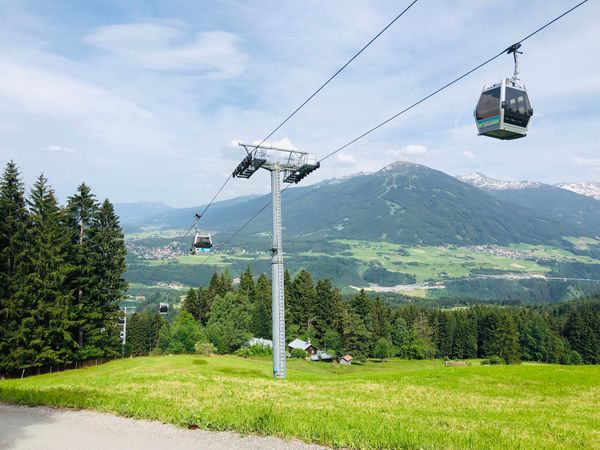 Erlebe Yoga und Downhill-Cart-Fahren in den Bergen