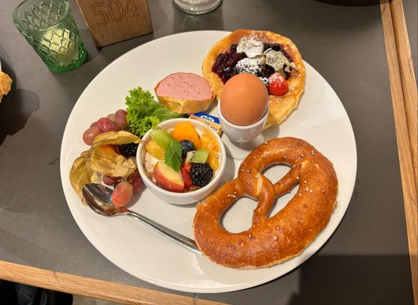 Genussvolles Frühstück mit großer Außenterrasse