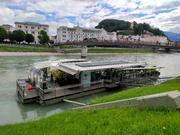 Schwimmende Bar mit Flussblick