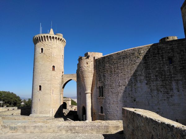 Genieße die Aussicht von der Burg