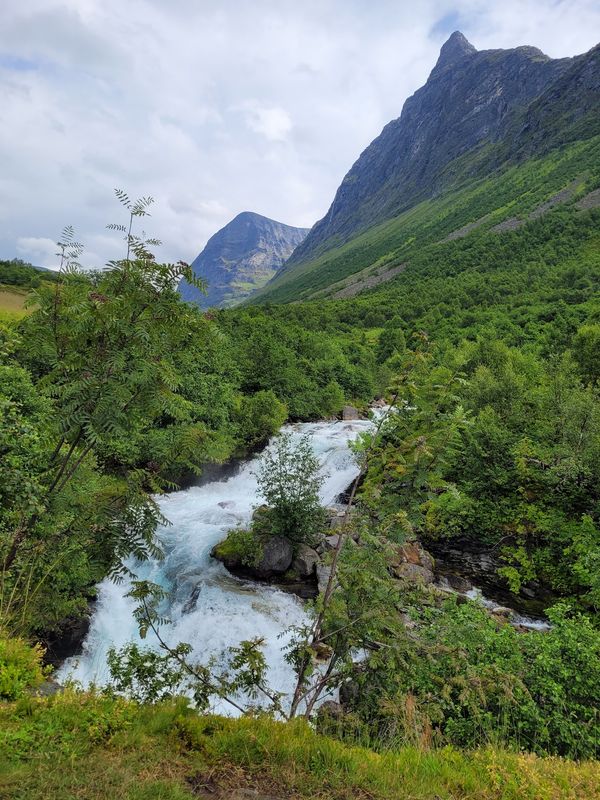 Hinter dem Wasserfall wandern