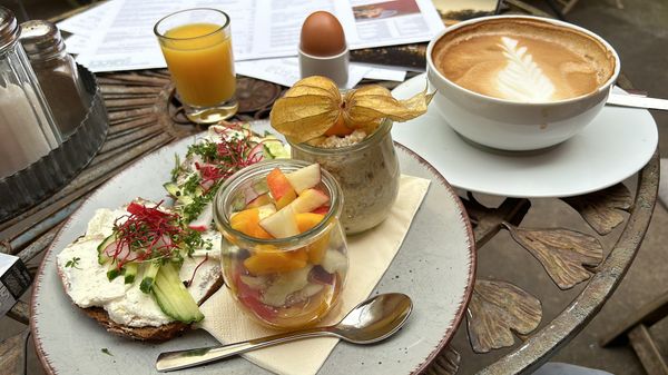 Schlemme dich durch vegane Köstlichkeiten in gemütlichem Ambiente