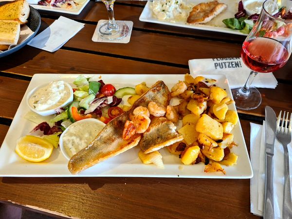 Tanzen und Fischgenuss am Strand