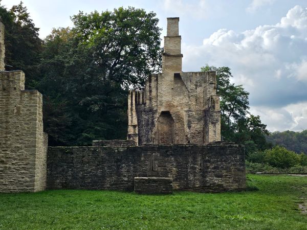 Entdecke die Ruinen und die Geheimnisse der alten Burg