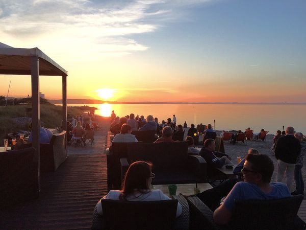 Sonnenuntergänge mit Drinks am Strand erleben