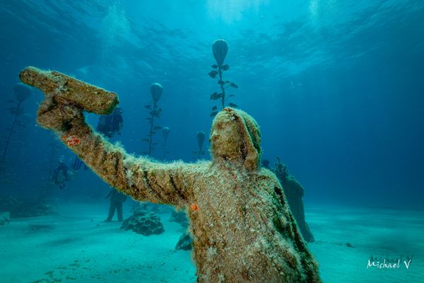 Tauchen im Unterwasser-Museum