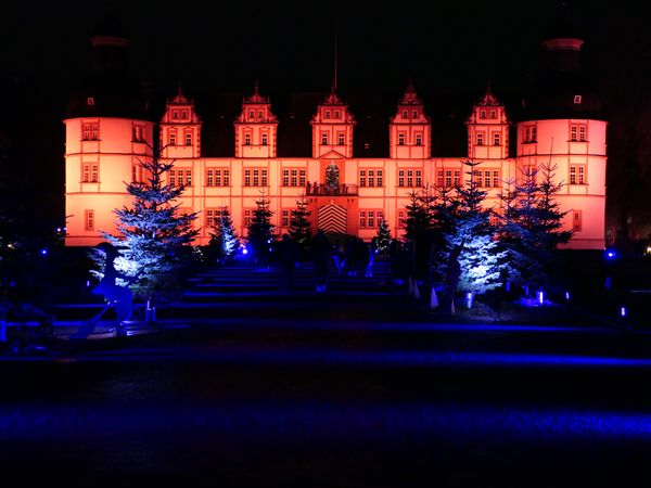 Prächtiges Wasserschloss mit Gärten