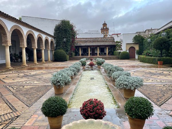 Prachtvolle Patios in einem Adelspalast