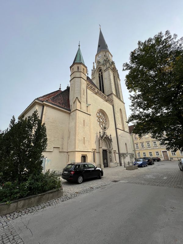 Bewundern Sie die gotische Schönheit der Stadtpfarrkirche