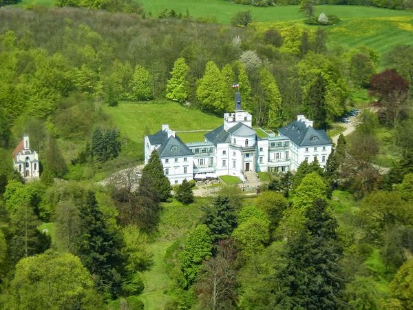 Luxuriöses Schlosshotel im Grünen