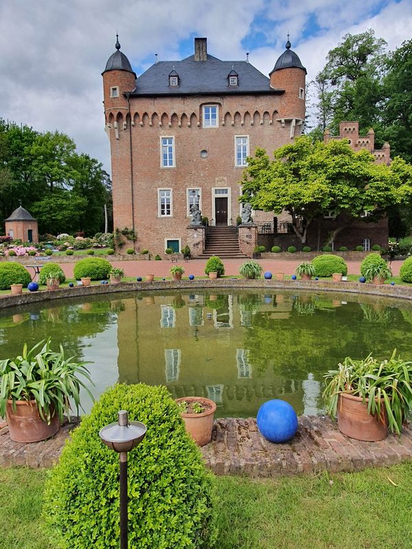 Historische Schönheit mit romantischem Park