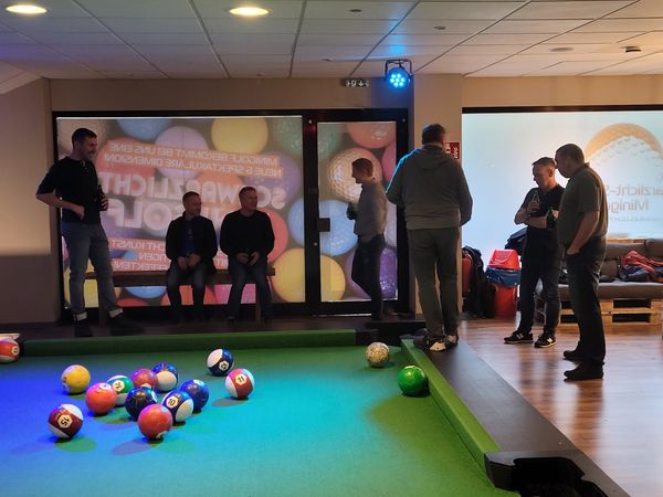 3D Minigolf im Neonlicht