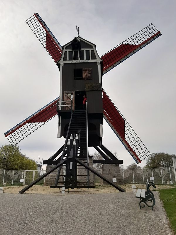 Historische Windmühlen am Stadtrand