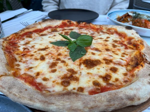 Italienische Küche in lockerem Vinotheka-Ambiente
