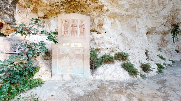 Einzigartige Kirche in einer Höhle