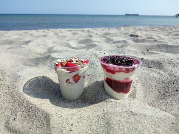 Süße Quarkspeisen am Strand genießen