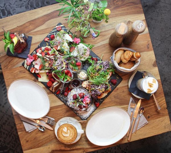Hipstercafé mit leckeren Eggs Benedict