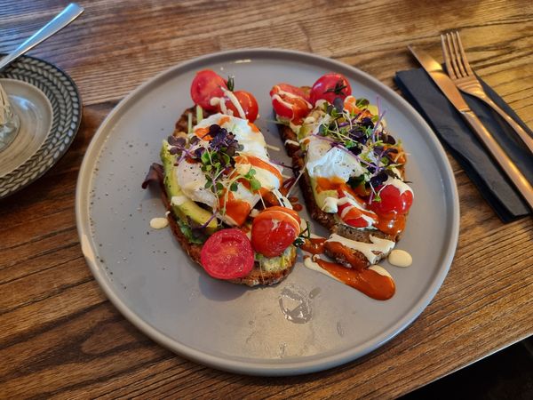 Hipstercafé mit leckeren Eggs Benedict