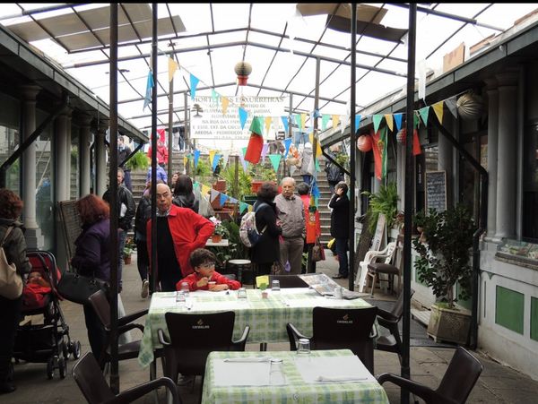 Historischer Markt voller Leben