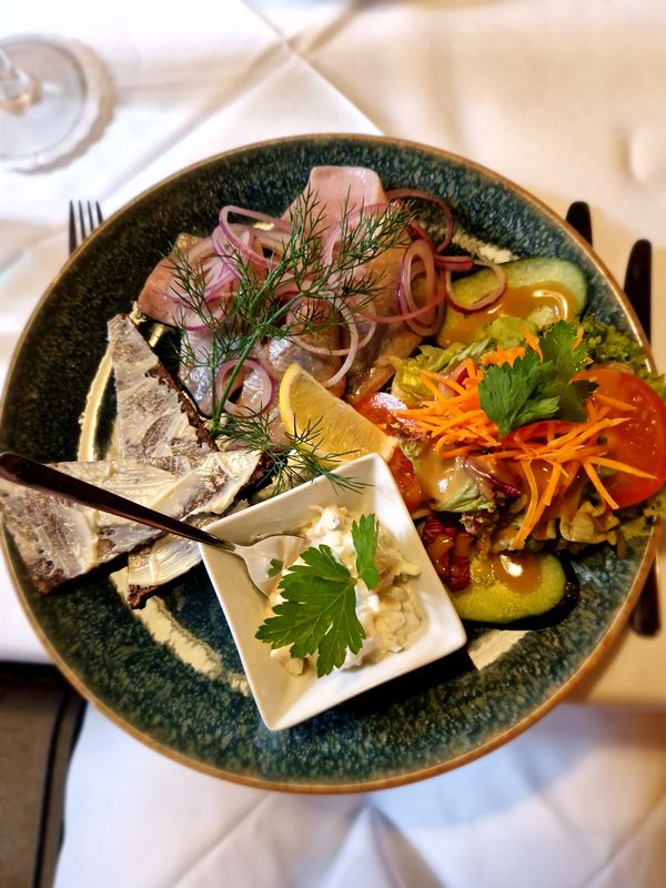 Köstliche Fischplatte am Hafen