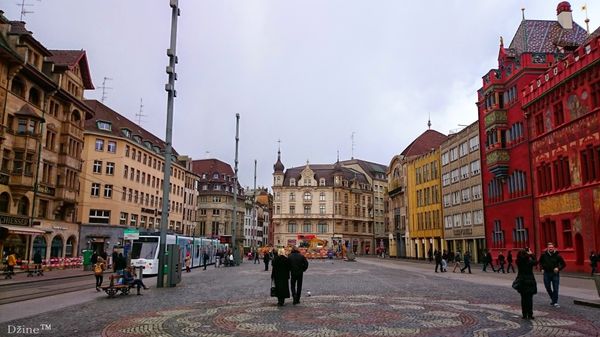 Lebendiges Zentrum mit buntem Treiben