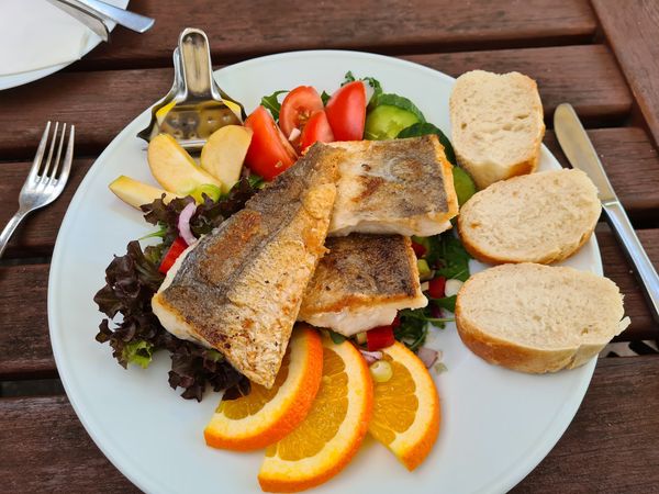 Authentische Fischküche direkt an der Drehbrücke