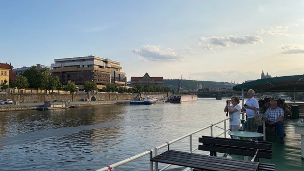 Romantischer Spaziergang entlang der beleuchteten Moldau