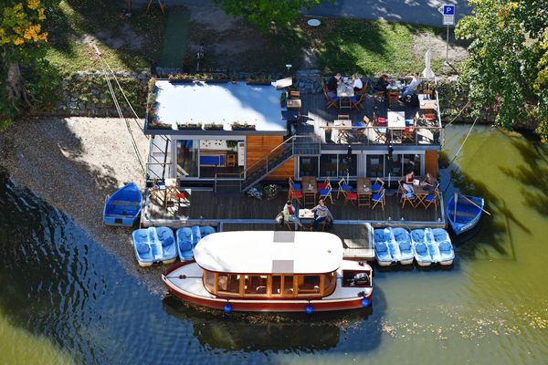 Gemütliches Café auf einem Hausboot