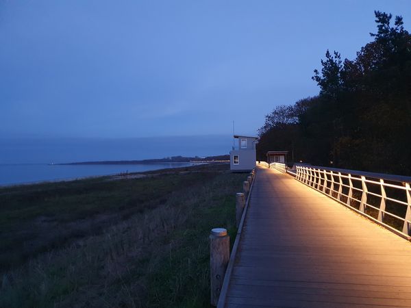 Flaniere entlang der malerischen Dünenpromenade