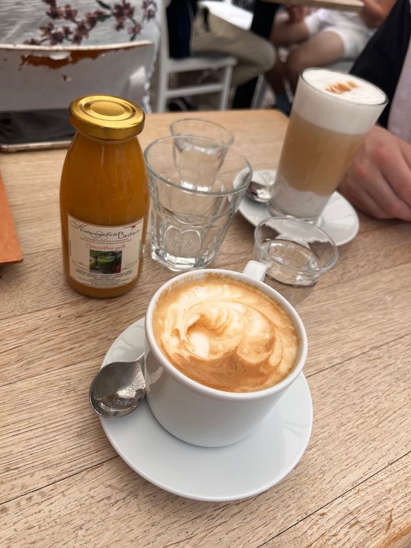 Gemütliche Kaffeepause mit hausgemachten Kuchen