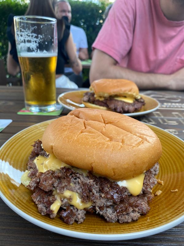 Burger & Shots in kreativer Atmosphäre