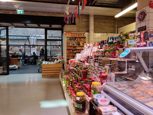 Lebendiger Markt mit lokalen Köstlichkeiten