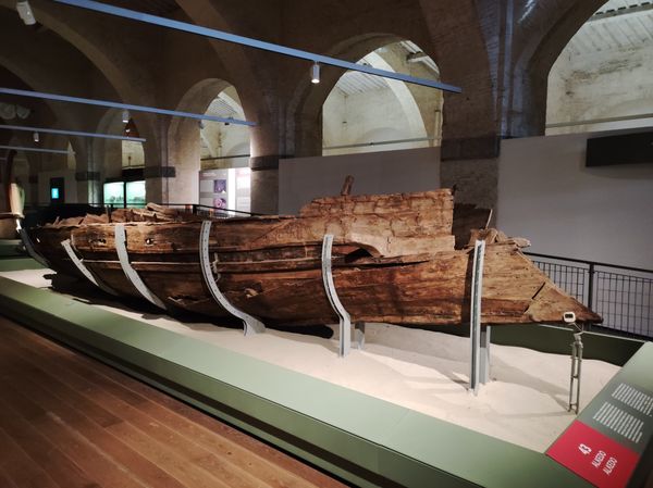 Unter Pisa: Geschichten alter Schiffe