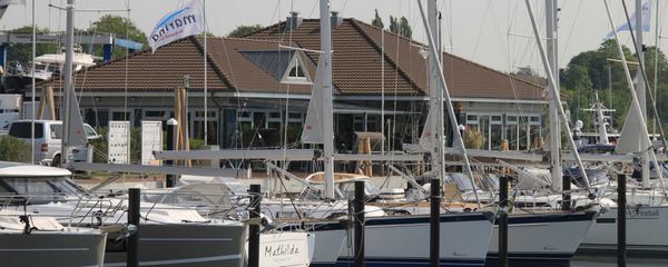 Cocktails mit Blick auf den Yachthafen