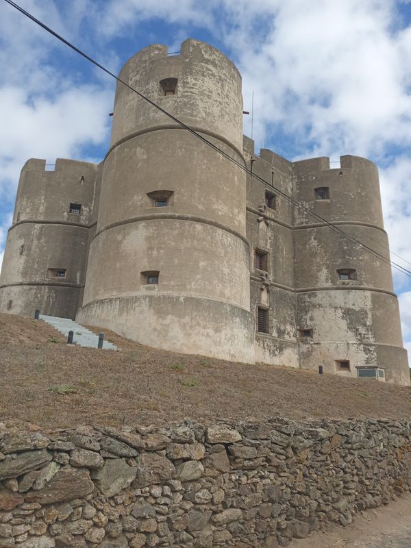 Verträumtes Dorf mit imposanter Burg