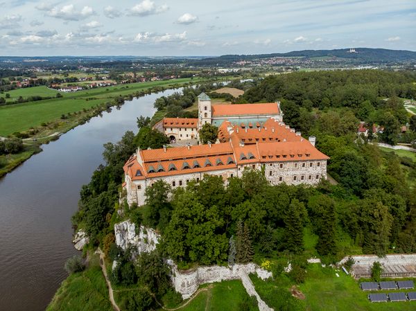 Zeitreise zu den Mönchen am Fluss