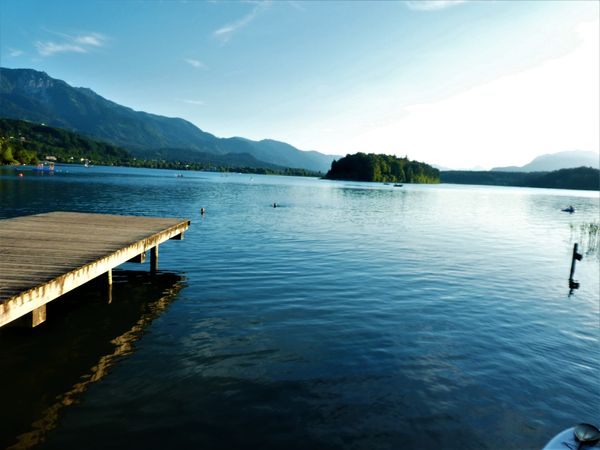 Kristallklares Wasser trifft auf Bergpanorama