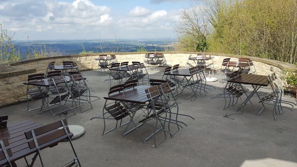 Speisen mit Aussicht auf der Burgterrasse