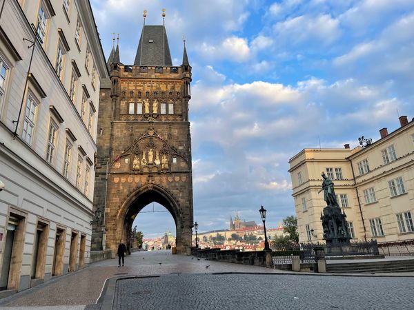 Bestaunt das lebendige Treiben auf der historischen Karlsbrücke