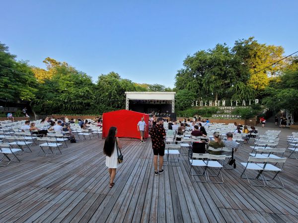 Open-Air Kultur in grüner Oase