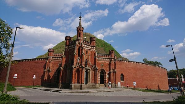 Historische Hügel mit Aussicht