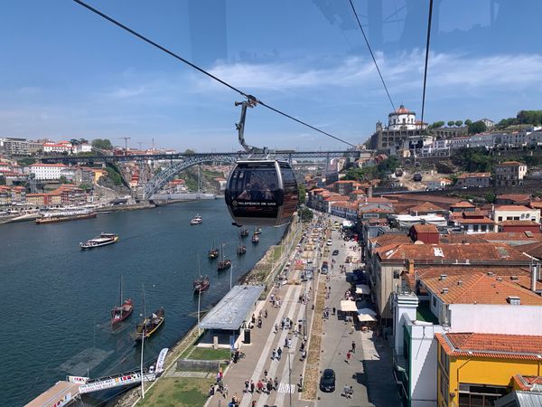 Schweben mit Aussicht über Porto